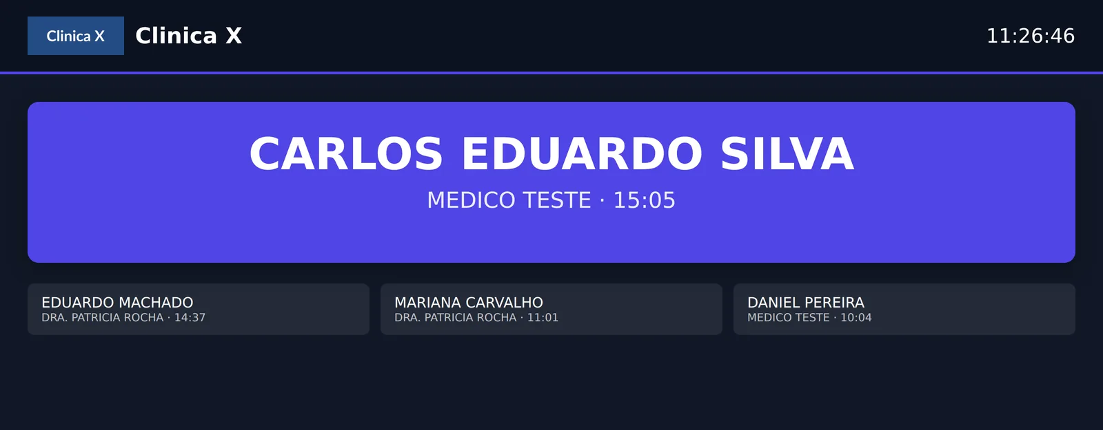 Painel de chamada exibindo o nome do paciente chamado na sala de espera